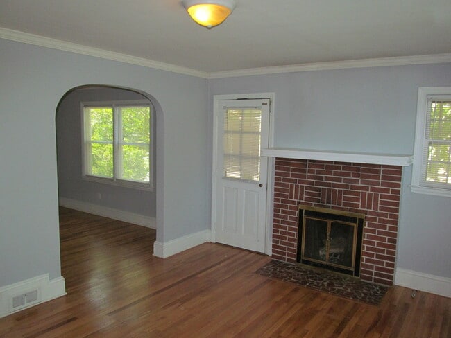 Building Photo - Ardmore with Modern Kitchen!