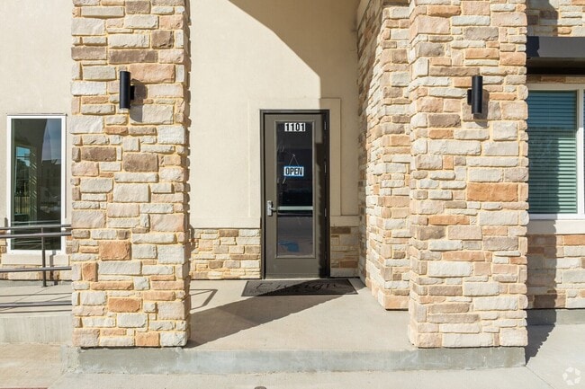 Building Photo - Modern Comfort in the Heart of Ennis