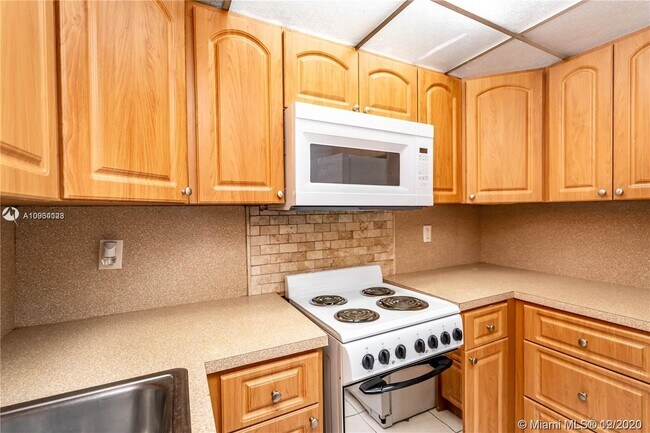 Foto del edificio - 6930 NW 186th St