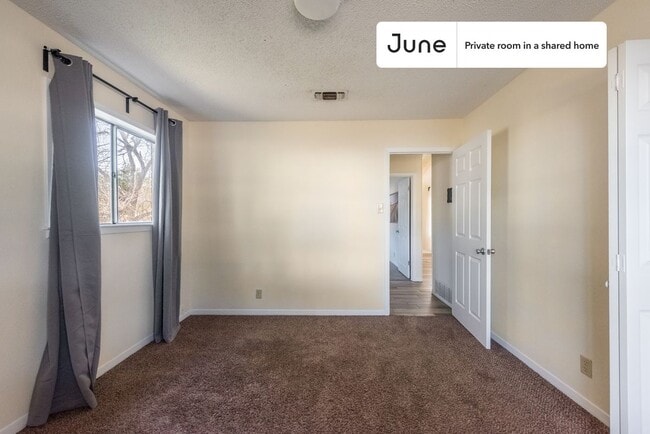 Foto del edificio - Room in Shared 4 bed/3 bath home