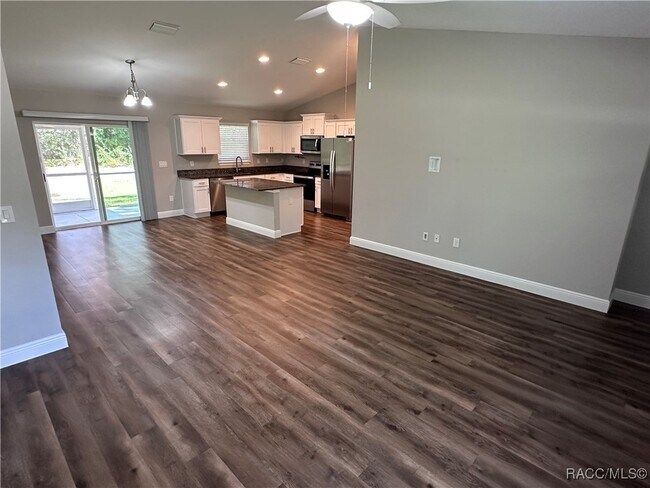 Foto del edificio - 13 Locust Dr