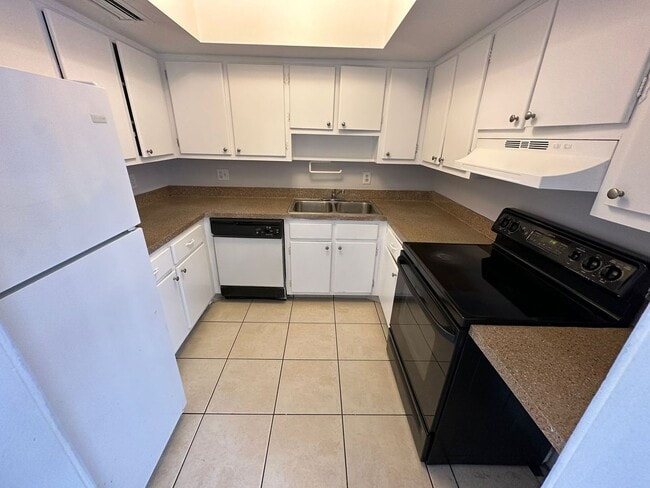 Building Photo - 1830 Maravilla Ave