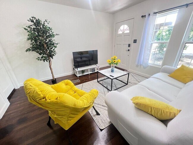 Foto del edificio - 3508 Clarkson Ave