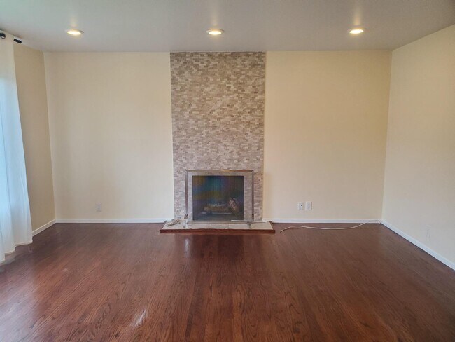 Building Photo - 1071 Sunnyside Dr