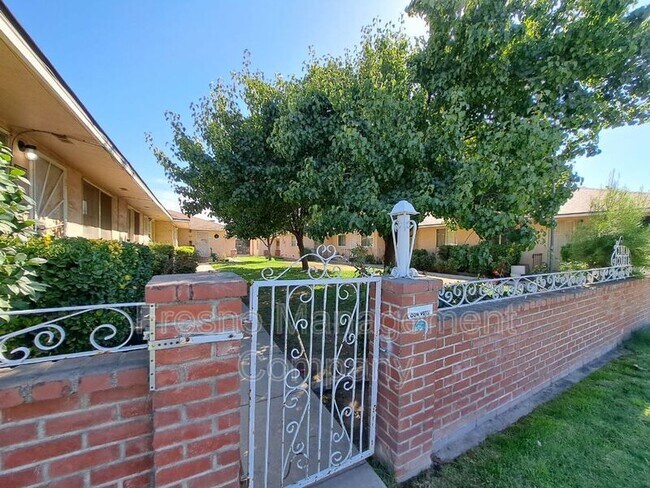 Foto del edificio - 3472 E Clinton Ave