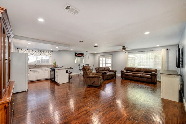 Building Photo - 8216 Baymore Way