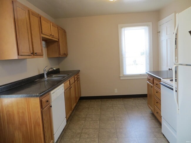 Building Photo - 2024 E 3rd St