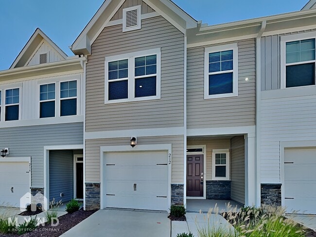 Building Photo - 212 Paramount Dr