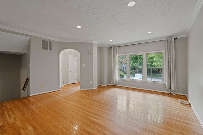 Building Photo - 7 Willwood Ct