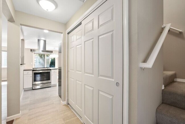 Foto del edificio - Light, Bright Kirkland Townhome!