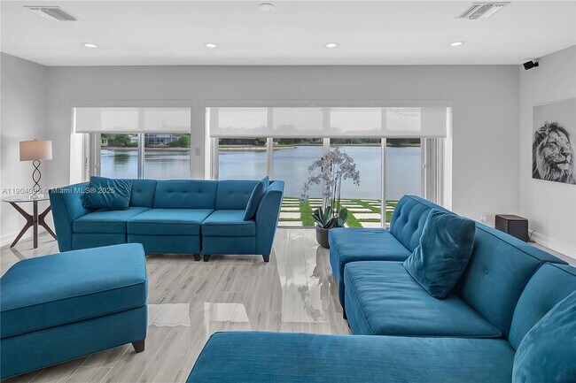 Foto del edificio - 5602 White Cedar Ln