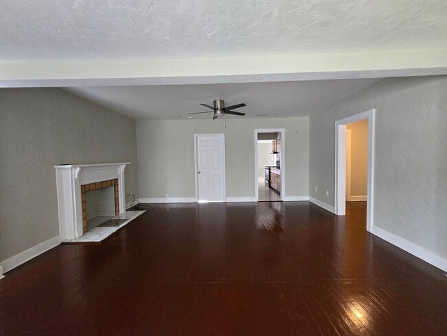 Building Photo - Charming 3 Bed / 2 Bath Home Just Minutes ...
