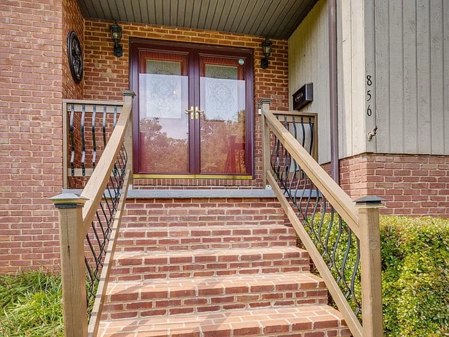 Building Photo - Charming 3-Bedroom Home with Modern Upgrad...