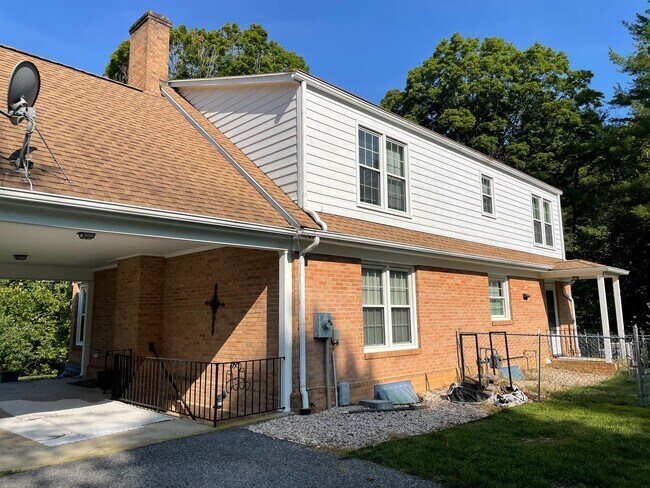 Building Photo - 4 BR plus Office