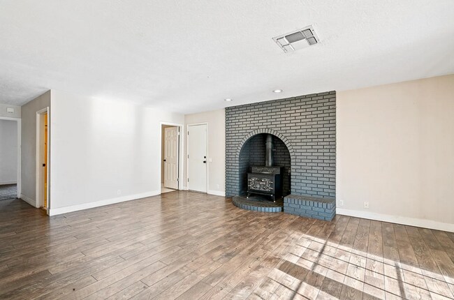 Foto del edificio - Beautiful 4 Bedroom Home! Pet Friendly