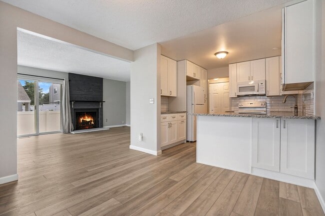 Building Photo - Spacious End Unit in Thornton