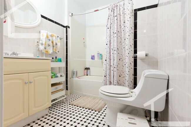 Building Photo - POPULAR OFF-CAMPUS CHOICE! Desirable Street near BU!  Heat & HW Inc