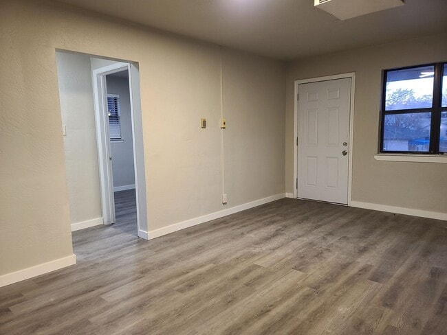 Foto del edificio - 2 bedroom 1 bath upstairs unit.