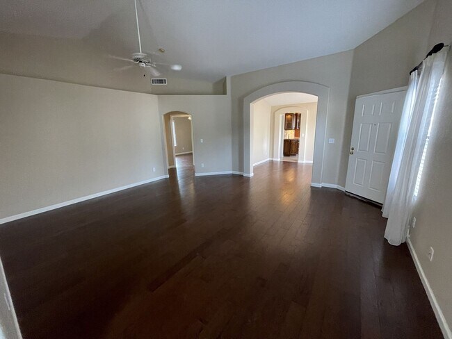 Building Photo - Beautiful 3 Bed / 2 Bath Home in Prime Loc...