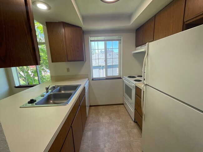 Building Photo - 2 Bed, 1 Bath Apartment with Parking Space...