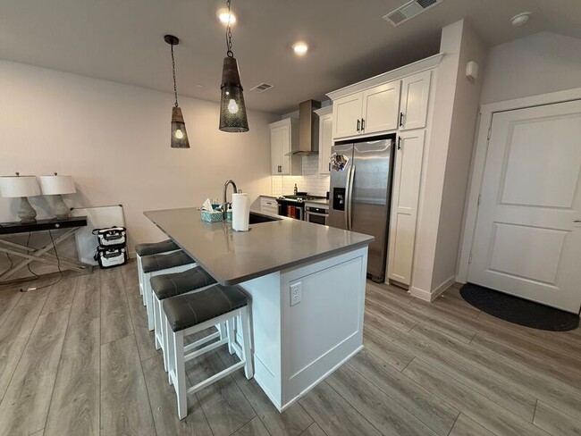 Foto del edificio - 616 Laurel Ln