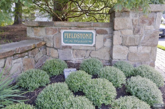 Building Photo - 910 Fieldstone Terrace