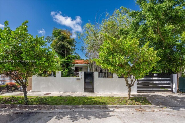 Foto del edificio - 1360 SW 16th St
