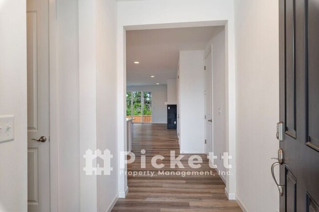 Building Photo - 3+ Bedroom Home in Newer Port Orchard Comm...