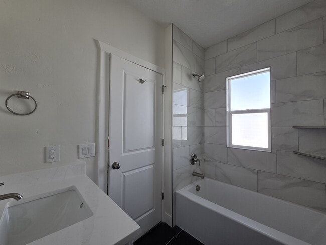 Building Photo - 152 N 200 W St