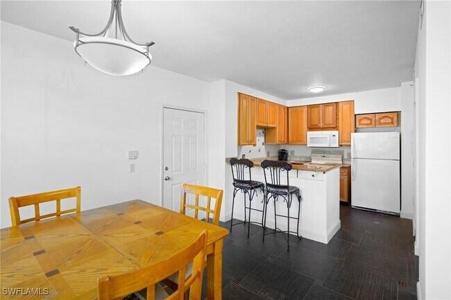 Foto del edificio - 1220 Reserve Way
