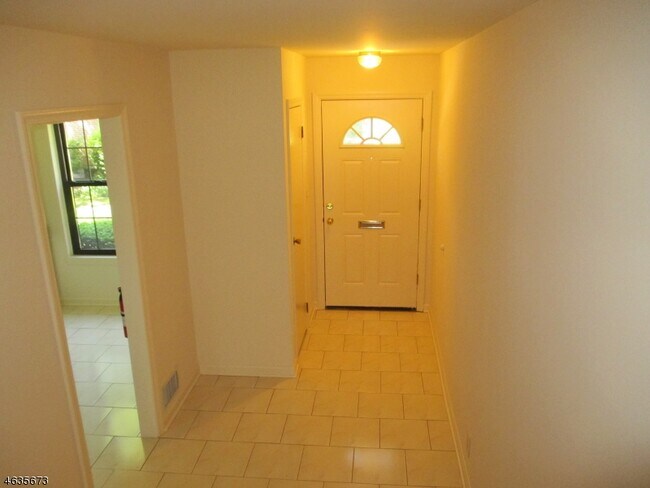 Foto del edificio - 181 Long Hill Rd