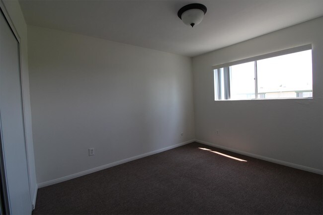 Building Photo - 1420 Hilltop Dr