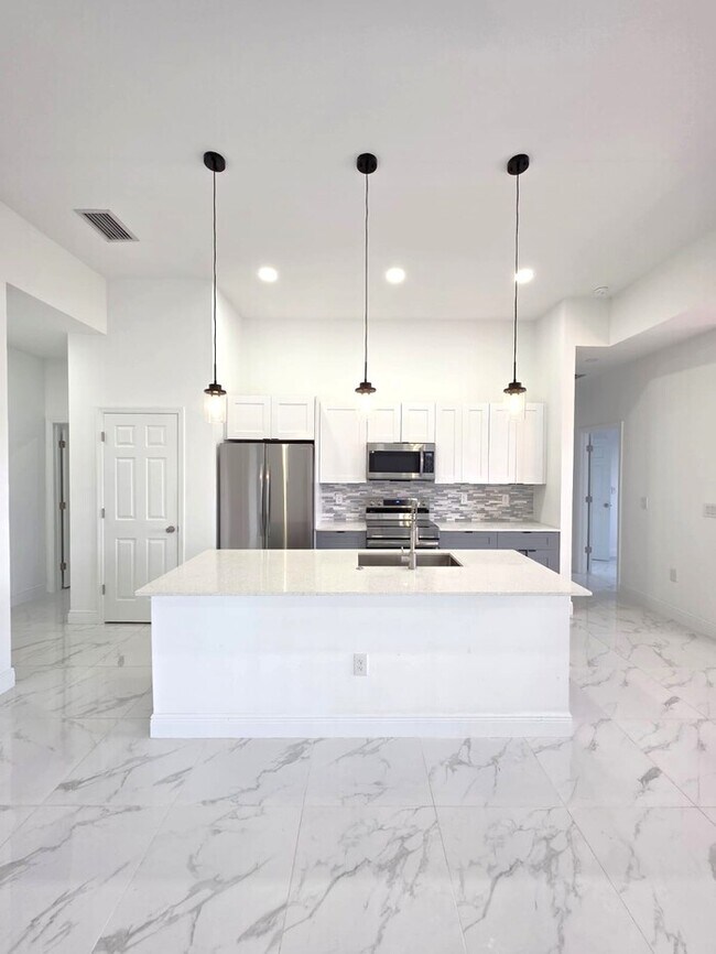 Foto del edificio - 348 Ranch Ave