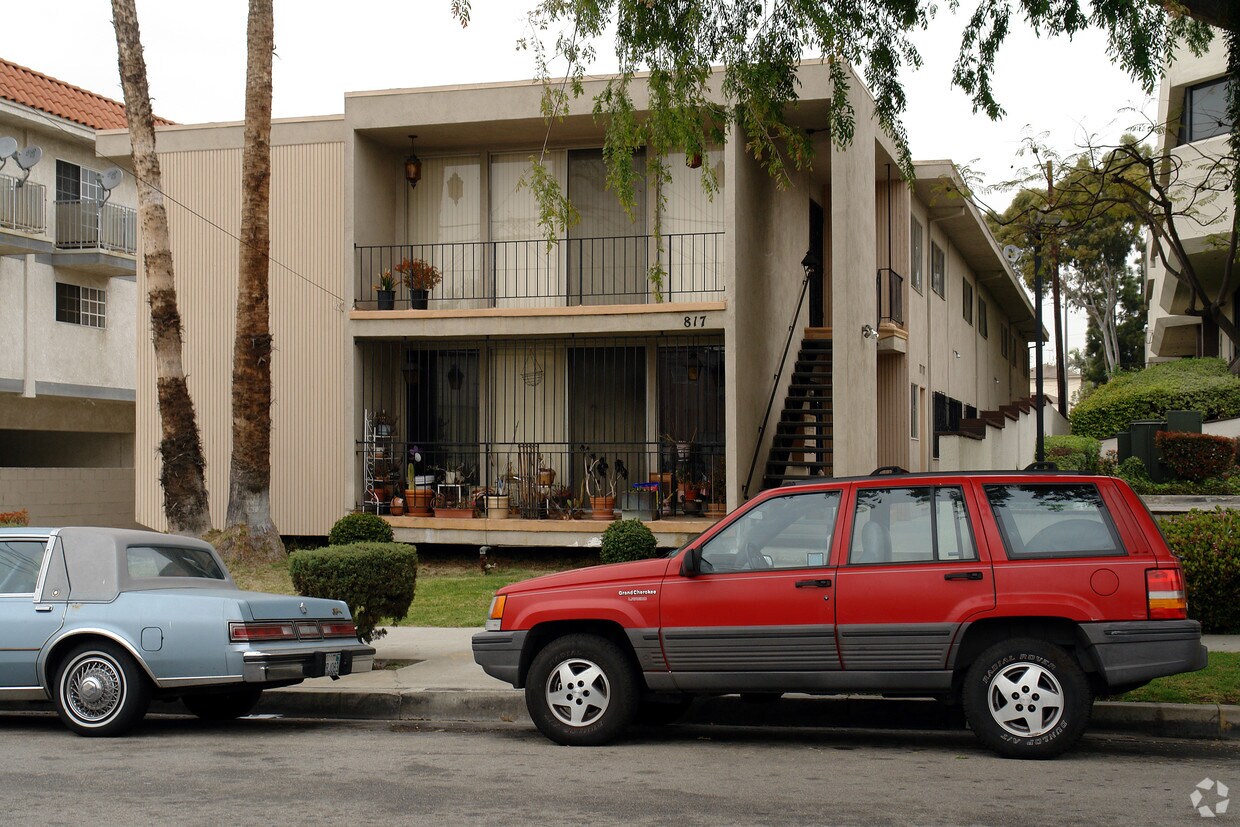 Primary Photo - 817 E Nutwood St