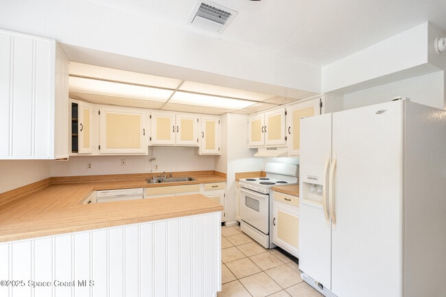 Building Photo - 4885 Cocoanut Dr