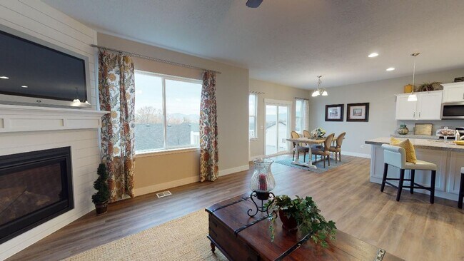 Foto del edificio - Don't Miss This Former Model Home Rental