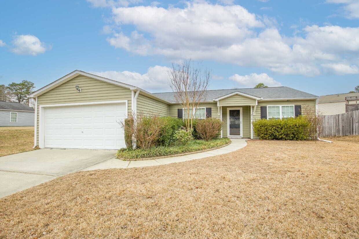 216 Jamestown Dr, Spring Lake, NC 28390 Room for Rent in Spring Lake