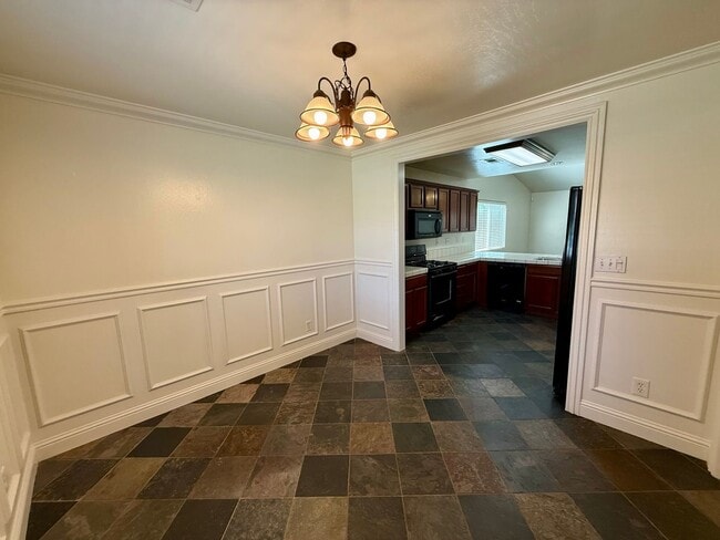 Building Photo - Beautiful 3 Bed / 2 Bath Home with Spacious Layout & Great Natural Light