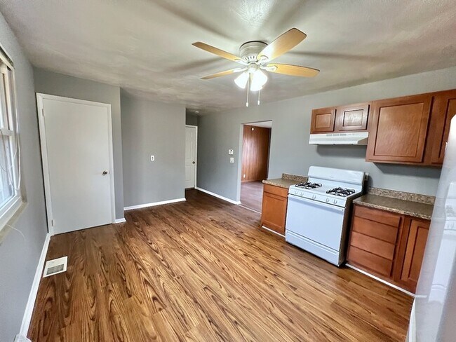 Foto del edificio - Spacious Brick Ranch with Finished Basement