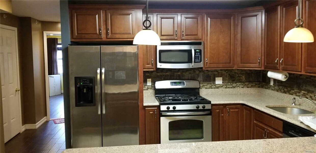 Foto principal - 10220 Rockaway Beach Blvd