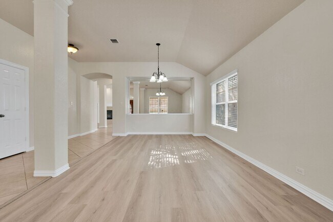 Foto del edificio - Charming 3 Bed 2 Bath Home in Weston Oaks with Community Amenities