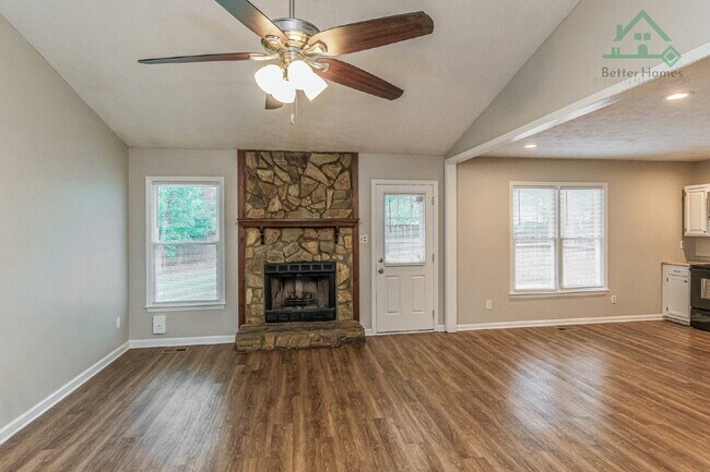 Building Photo - Recently updated 3 bedroom home with a fenced backyard!