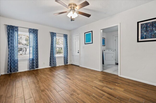 Building Photo - Cozy Duplex Unit with Fully Fenced Back Yard