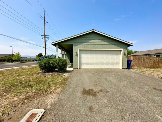 Building Photo - 3 Bedroom 2 Bath Home with Garage and Yard