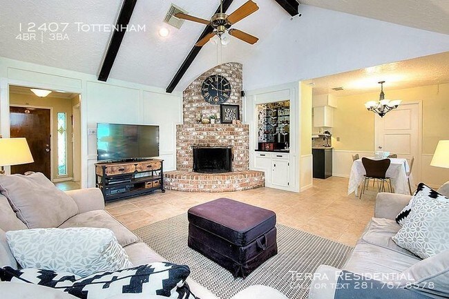 Building Photo - Beautiful Home With Backyard Pool