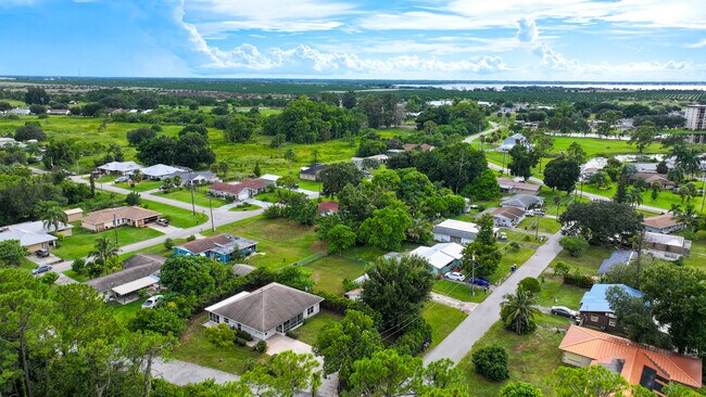 Foto del edificio - 208 Serenade Dr