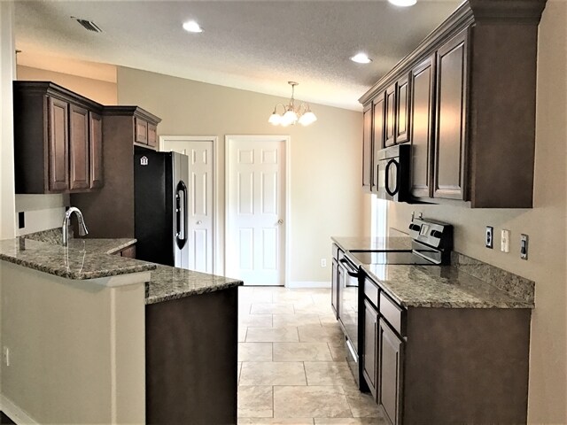 Building Photo - 560 Benton Dr