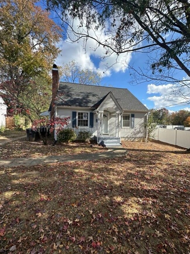 Building Photo - 1009 Knollwood St