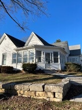 Building Photo - 802 W 7th St