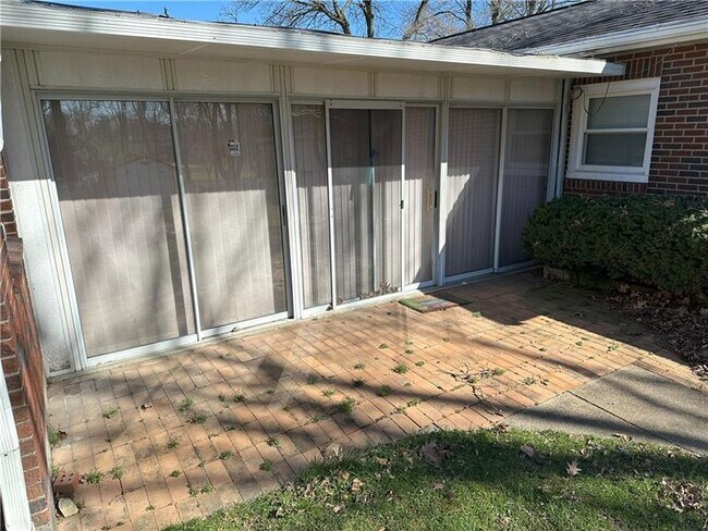 Foto del edificio - 728 N Pike Rd